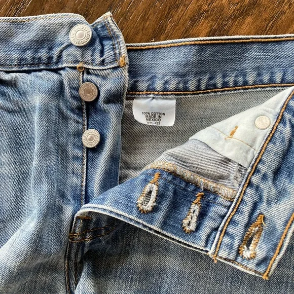 Vintage Y2K Levi’s 501 Button Fly Mid Rise Raw Hem Jean Shorts - Picture 6 of 10